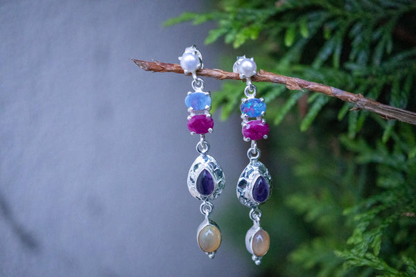 Boucles d'oreilles avec perles, opales, rubis et améthystes