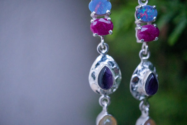 Boucles d'oreilles avec perles, opales, rubis et améthystes