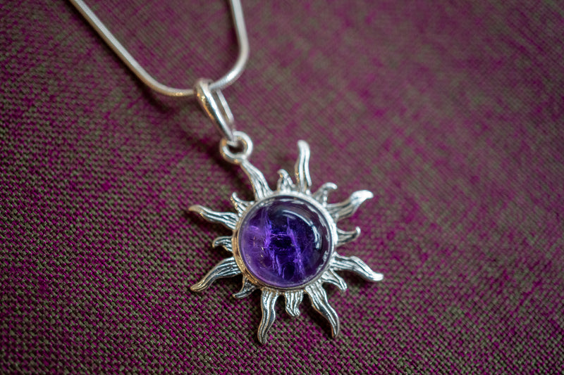 Anhänger mit Amethyst in Form einer Sonne (groß)