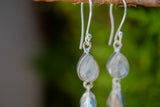 Boucles d'oreilles avec labradorite blanche en forme de feuille