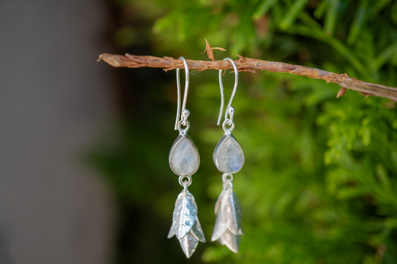 Boucles d'oreilles avec labradorite blanche en forme de feuille