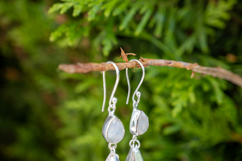 Boucles d'oreilles avec labradorite blanche en forme de feuille