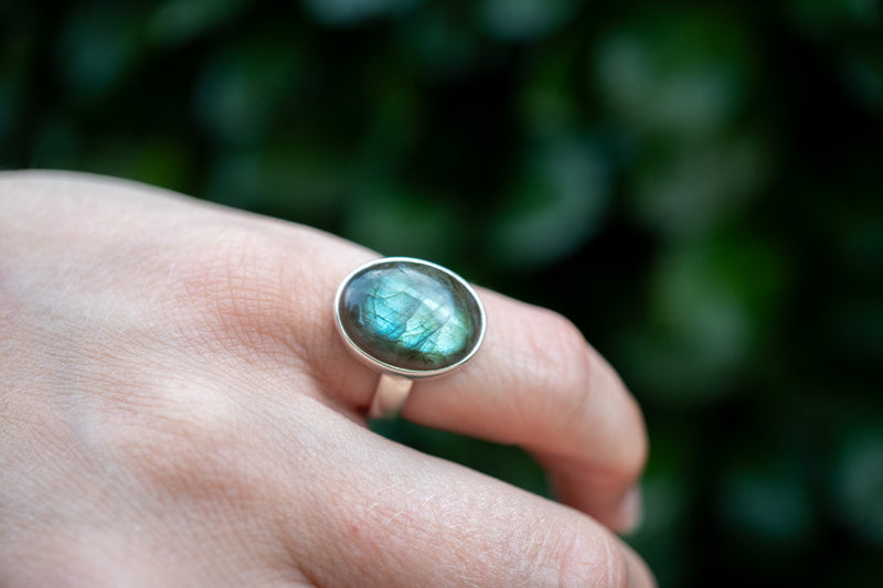 Bague ovale avec labradorite