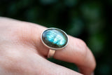 Bague ovale avec labradorite