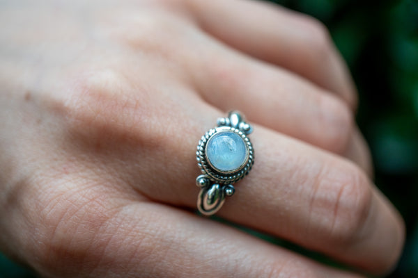 Bague avec labradorite blanche (pierre de lune arc-en-ciel)