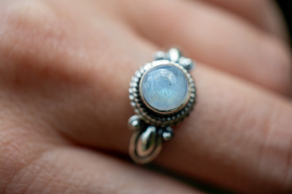 Bague avec labradorite blanche (pierre de lune arc-en-ciel)