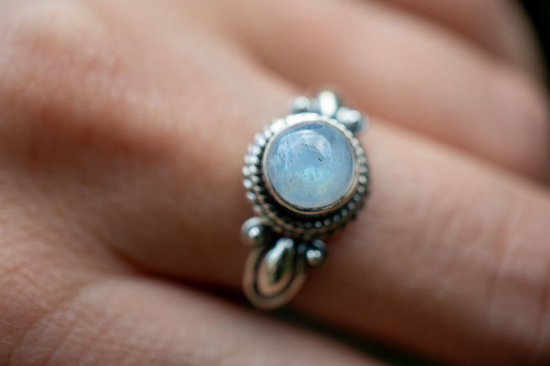 Bague avec labradorite blanche (pierre de lune arc-en-ciel)