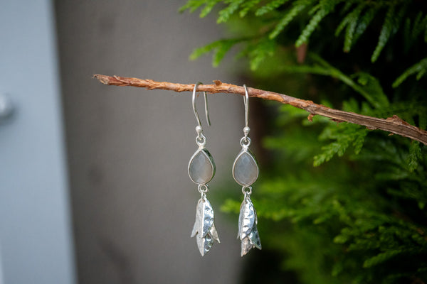 Boucles d'oreilles avec pierre de lune grise en forme de feuille