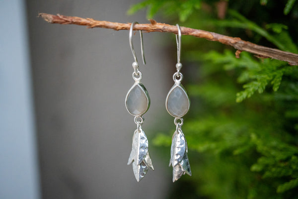 Boucles d'oreilles avec pierre de lune grise en forme de feuille