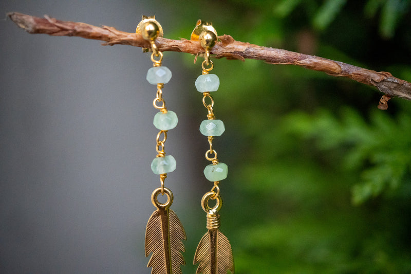 Boucles d'oreilles avec préhnite en forme de feuilles