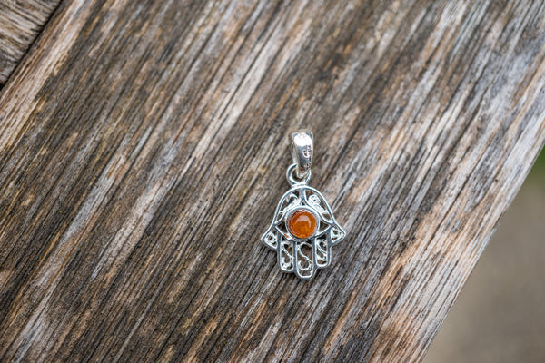 Pendentif main de Hamsa avec ambre cognac