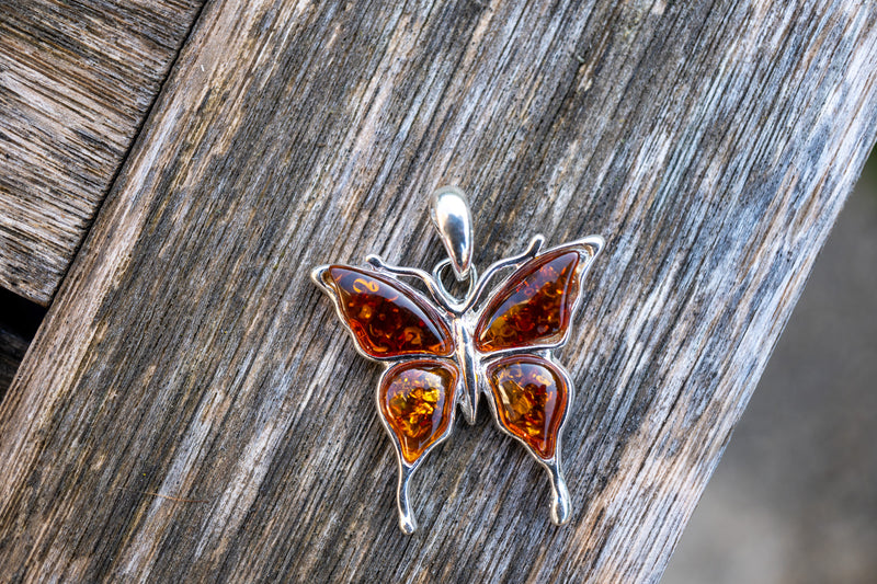 Pendentif avec ambre cognac en forme de papillon