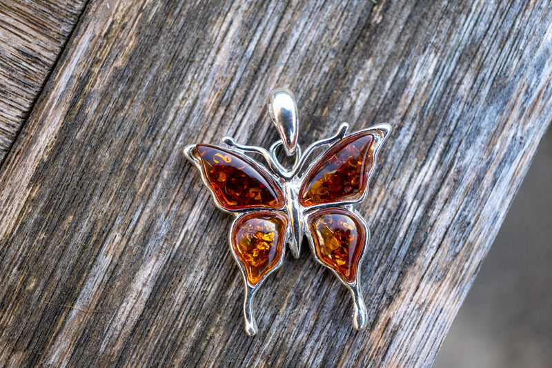 Pendentif avec ambre cognac en forme de papillon