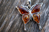 Pendentif avec ambre cognac en forme de papillon