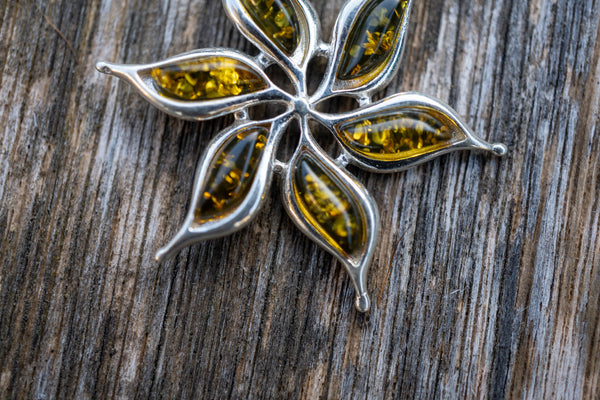 Pendentif avec ambres verts en forme de feuille