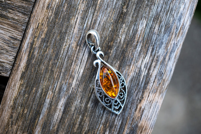 Pendentif avec ambre cognac