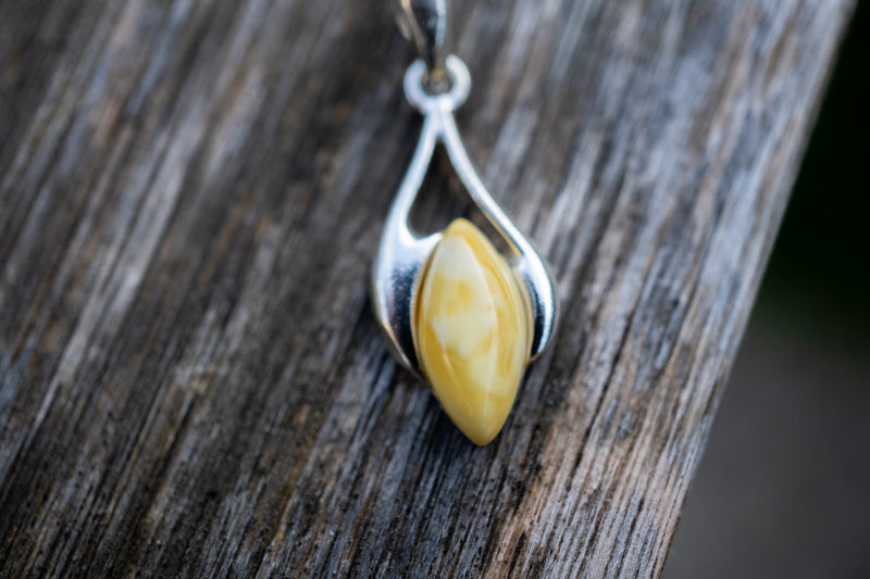 Pendentif avec ambre blanc