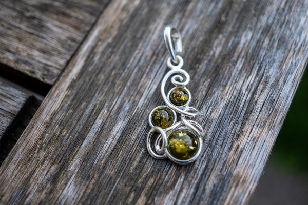 Pendentif avec ambre vert