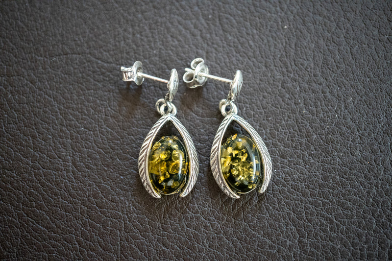 Boucles d'oreilles en forme de feuille avec ambre vert