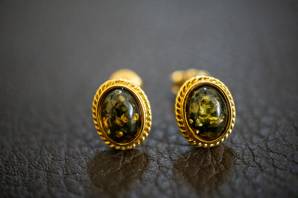 Boucles d'oreilles à tige décorées d'ambre vert