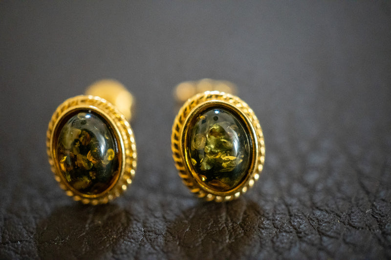 Boucles d'oreilles à tige décorées d'ambre vert