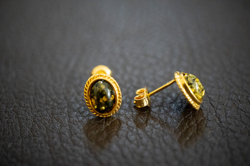 Boucles d'oreilles à tige décorées d'ambre vert