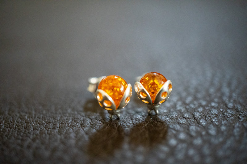 Boucles d'oreilles tige avec ambres cognac en forme de coccinelle (petit)