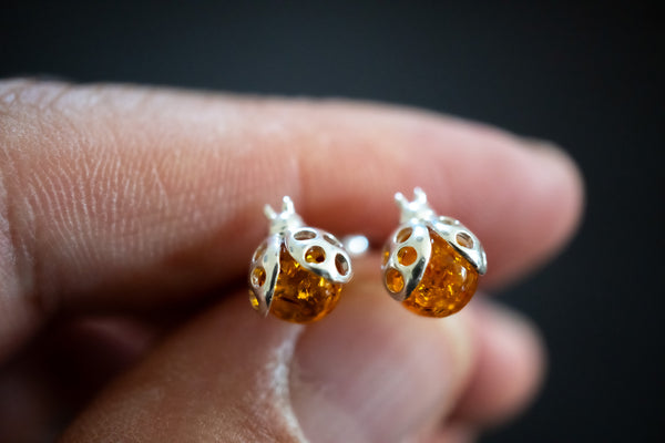 Boucles d'oreilles tige avec ambres cognac en forme de coccinelle (petit)