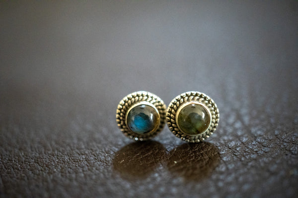 Boucles d'oreilles à tige décorées de labradorites