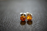 Boucles d'oreilles à tige décorées d'ambre cognac (petit)