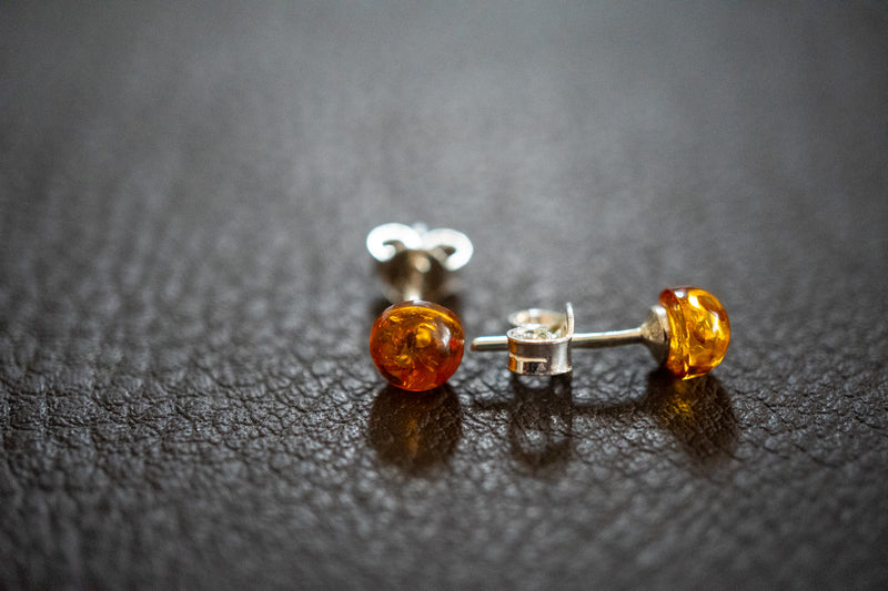 Boucles d'oreilles à tige décorées d'ambre cognac (petit)