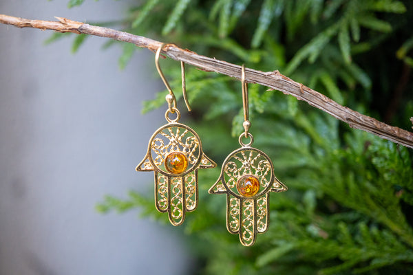 Boucles d'oreilles avec ambre cognac en forme de khamsa (vermeil)