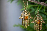 Boucles d'oreilles avec ambre cognac en forme de khamsa (vermeil)