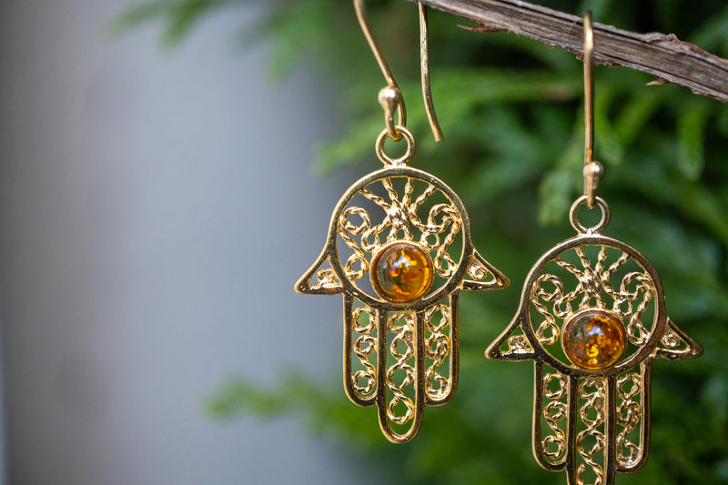 Boucles d'oreilles avec ambre cognac en forme de khamsa (vermeil)