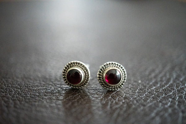 Boucles d'oreilles tige avec ambres cerise (moyen)