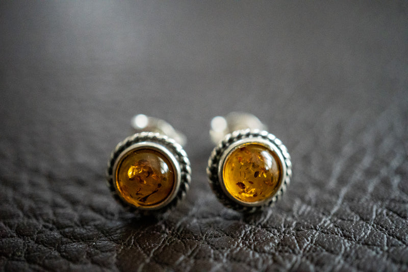 Boucles d'oreilles tige avec ambres cognac