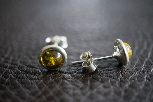 Boucles d'oreilles avec ambres vert rond (petit)