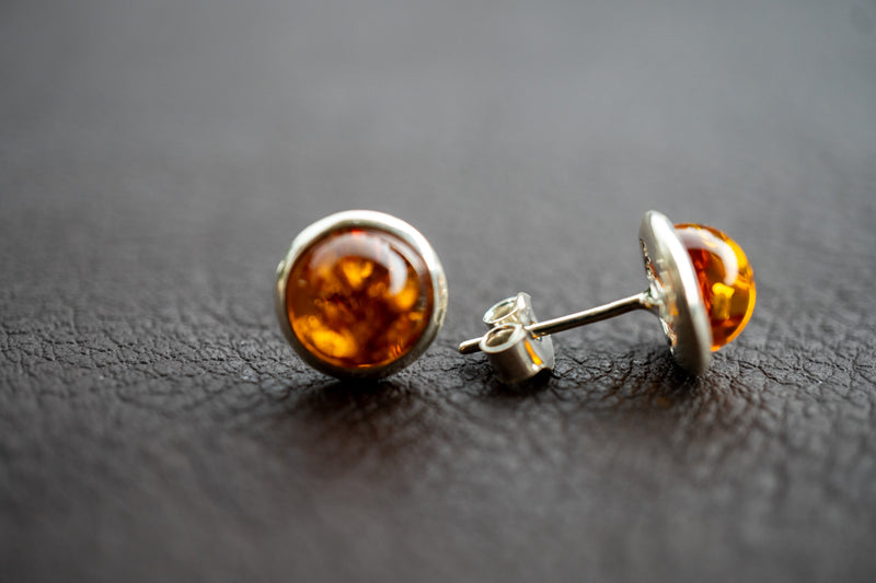 Boucles d'oreilles tige avec ambre cognac (Grand)