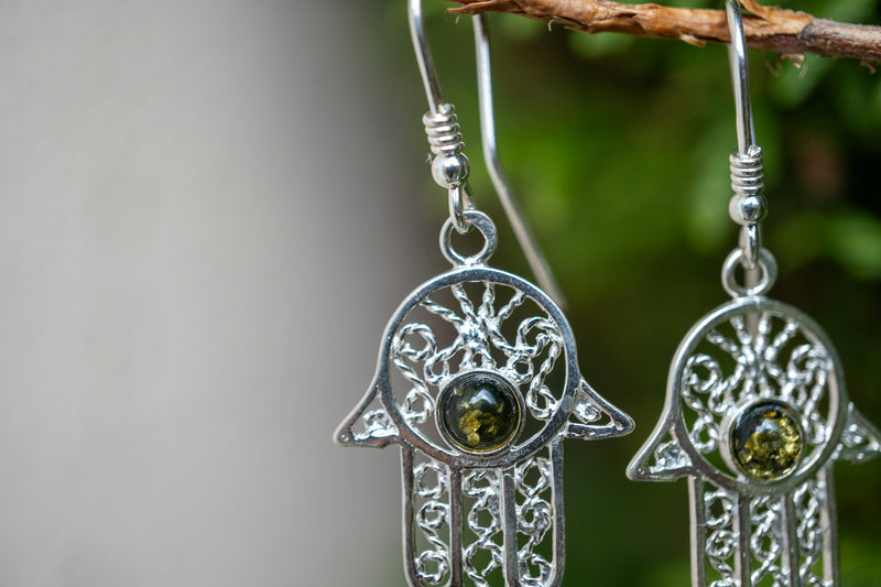 Boucles d'oreilles avec ambre vert en forme de khamsa