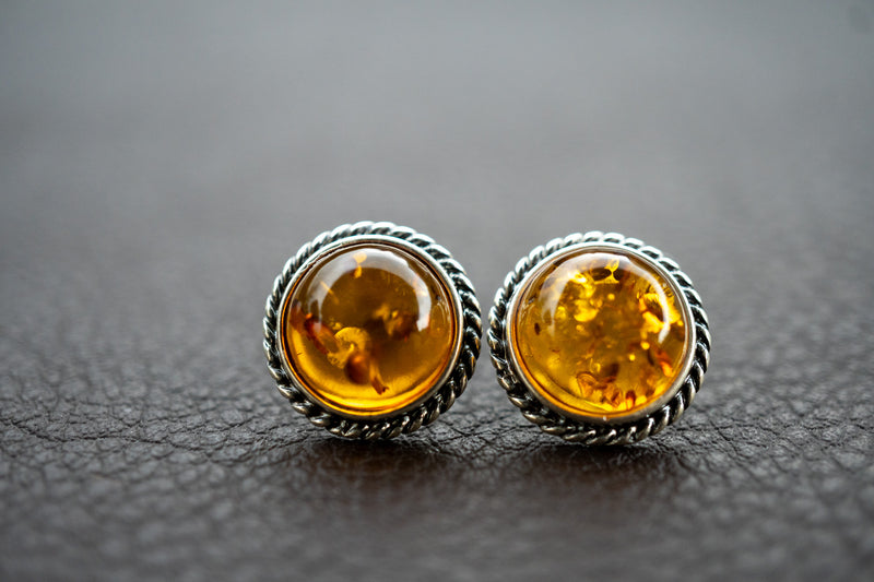 Boucles d'oreilles tige avec ambre cognac