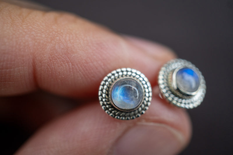 Boucles d'oreilles tige avec labradorites blanches (Pierre de lune arc-en-ciel)