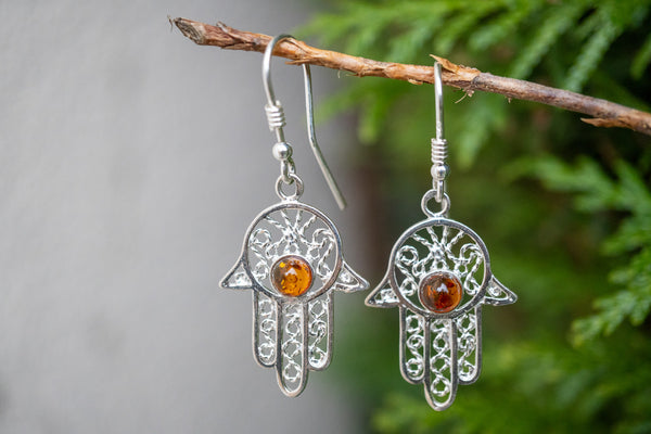 Boucles d'oreilles avec ambre en forme de khamsa