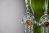 Boucles d'oreilles avec ambre en forme de khamsa