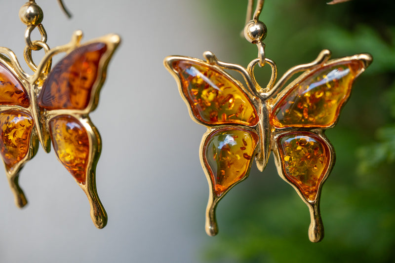 Boucles d'oreilles avec ambres cognac en forme de papillon