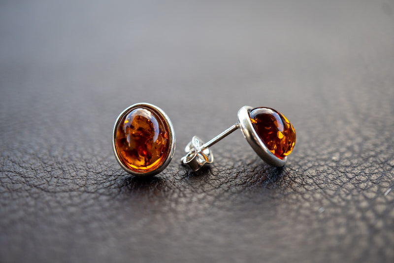 Boucles d'oreilles tige avec ambre cognac