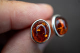 Boucles d'oreilles tige avec ambre cognac