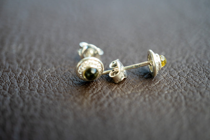 Boucles d'oreilles tige avec ambres vert (petit)