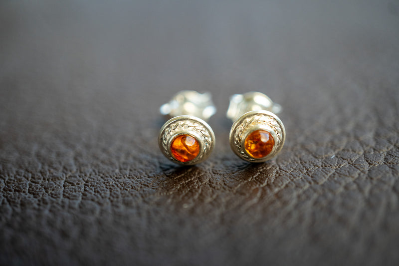 Boucles d'oreilles tige avec ambres cognac (petit)