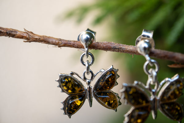 Boucles d'oreilles en ambre vert en forme de papillon