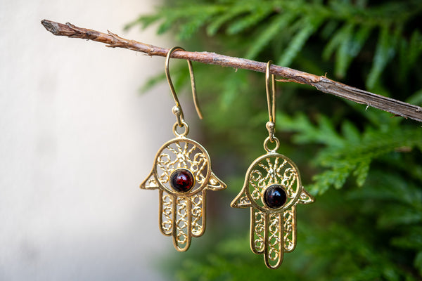 Boucles d'oreilles avec ambre cerise en forme de khamsa (vermeil)